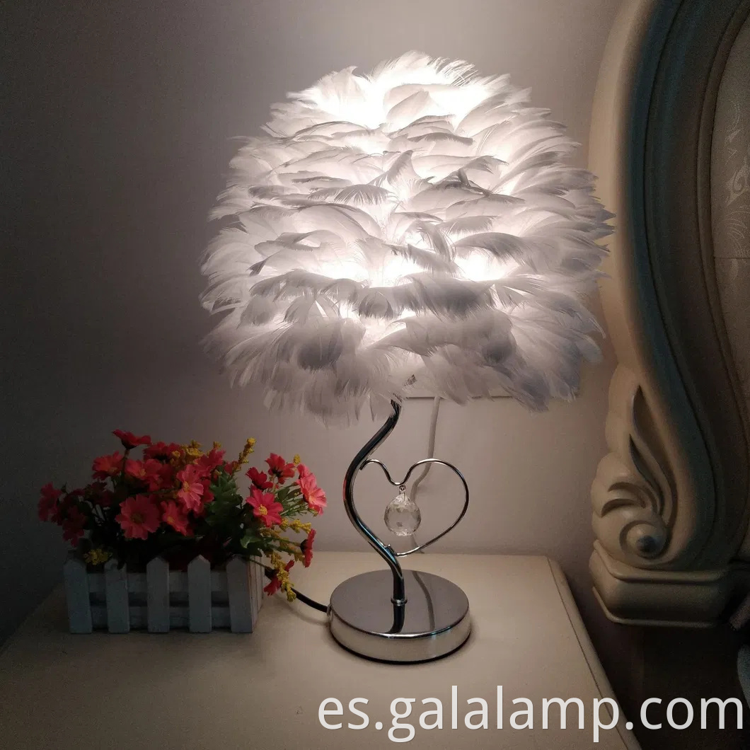 Lámpara de escritorio de ala de corazón de plumas elegante para la sala de estar para sala de estar